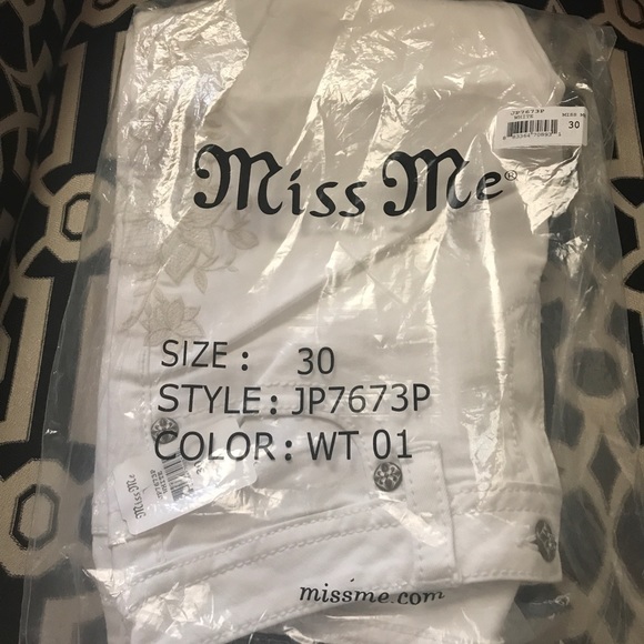 NWT Miss Me Signature Cuffed Capri - Picture 6 of 8